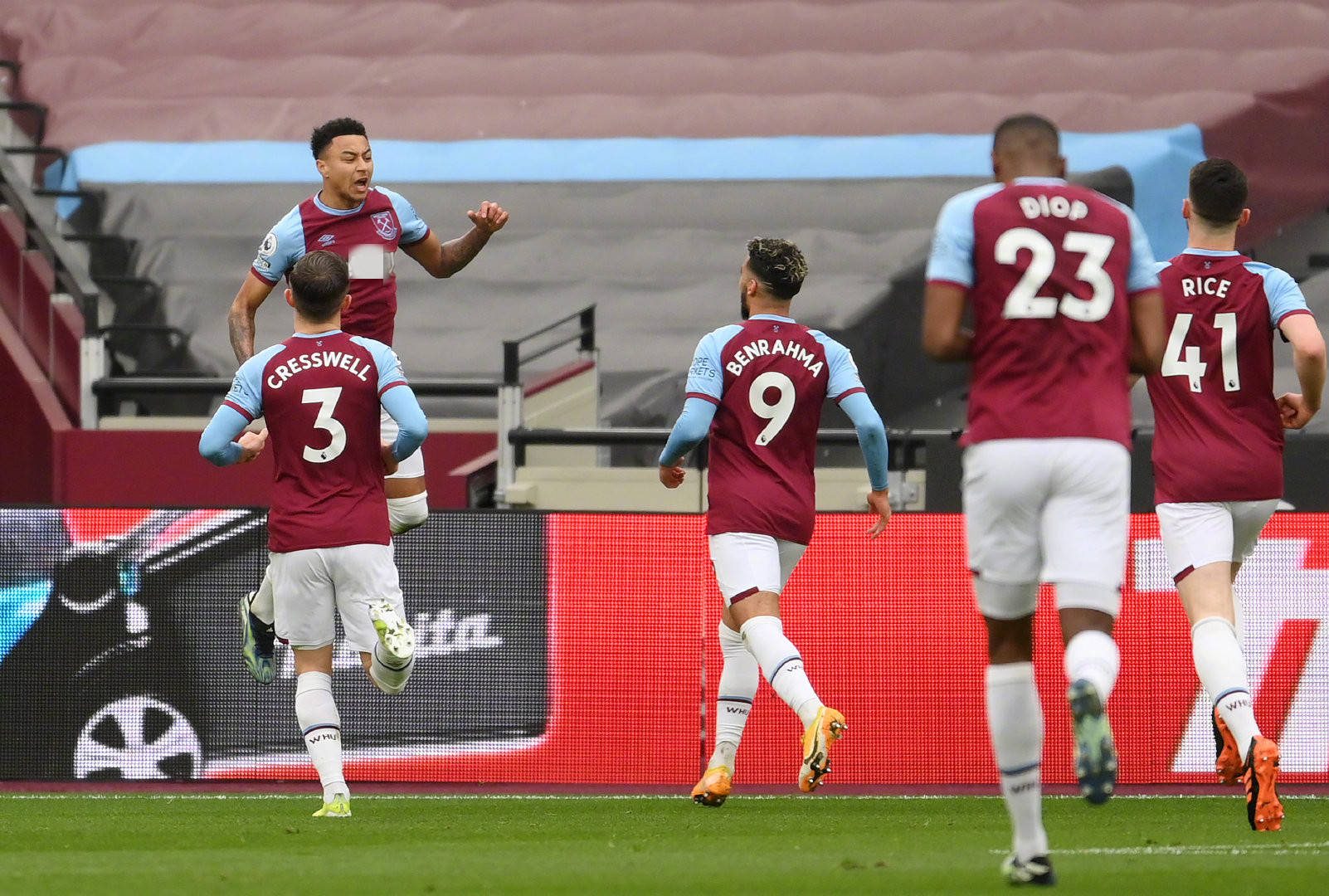 都在密切关 都在密切关